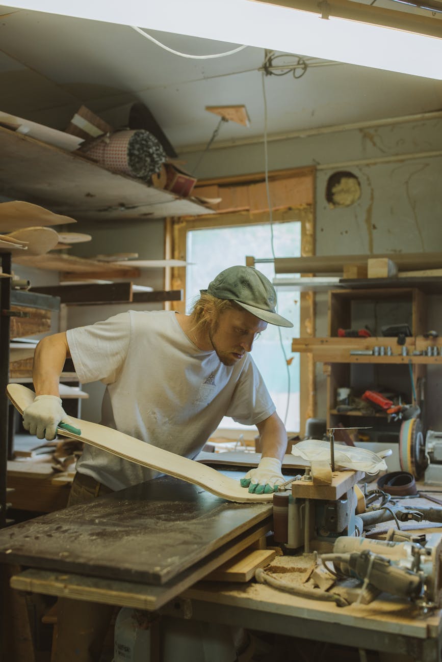 Tischlermeister in der Werkstatt bei der Arbeit